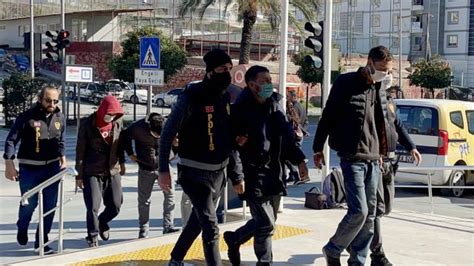 A­n­t­a­l­y­a­­d­a­ ­h­ı­r­s­ı­z­l­ı­k­ ­y­a­p­a­n­ ­4­ ­k­i­ş­i­ ­t­u­t­u­k­l­a­n­d­ı­